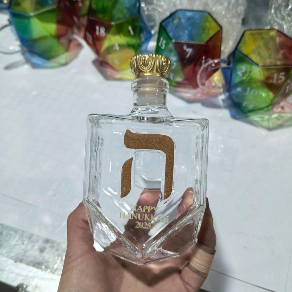 Ханукальный волчок Бутылка виски с золотыми ивритскими буквами Корона Крышка Новые бутылки виски для праздника Домашний бар Дисплей