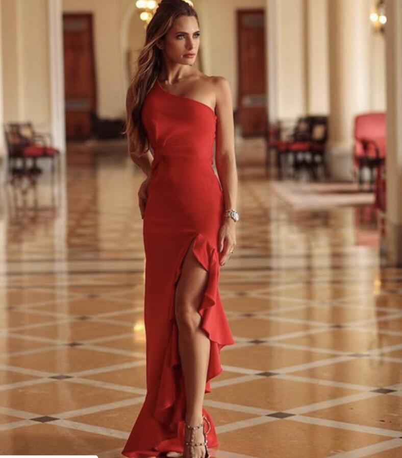 Женское вечернее платье в пол с оборкой и разрезом