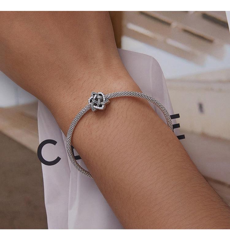 Браслет-шарм «Кельтский узел любви», украшенный полыми серебряными бусинами S925