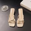 Квадратная головка толстый каблук классные тапочки женская летняя верхняя одежда модный дизайн чувство ниша средний каблук складки крест тонкий ремешок одно слово сандалии