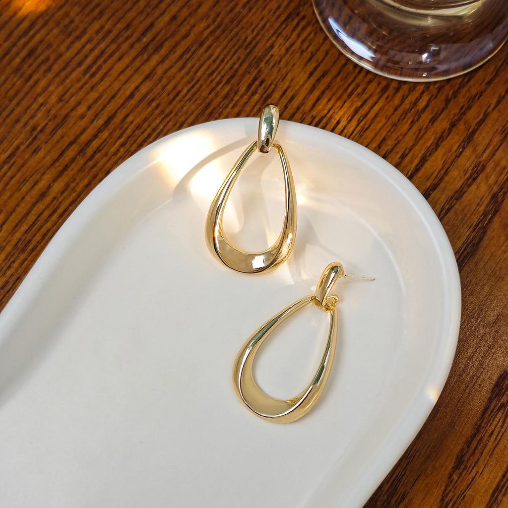 Sleek Geometric Oval Earrings with Silver Needle - Luxurious, Versatile Water Drop Pendant for Women