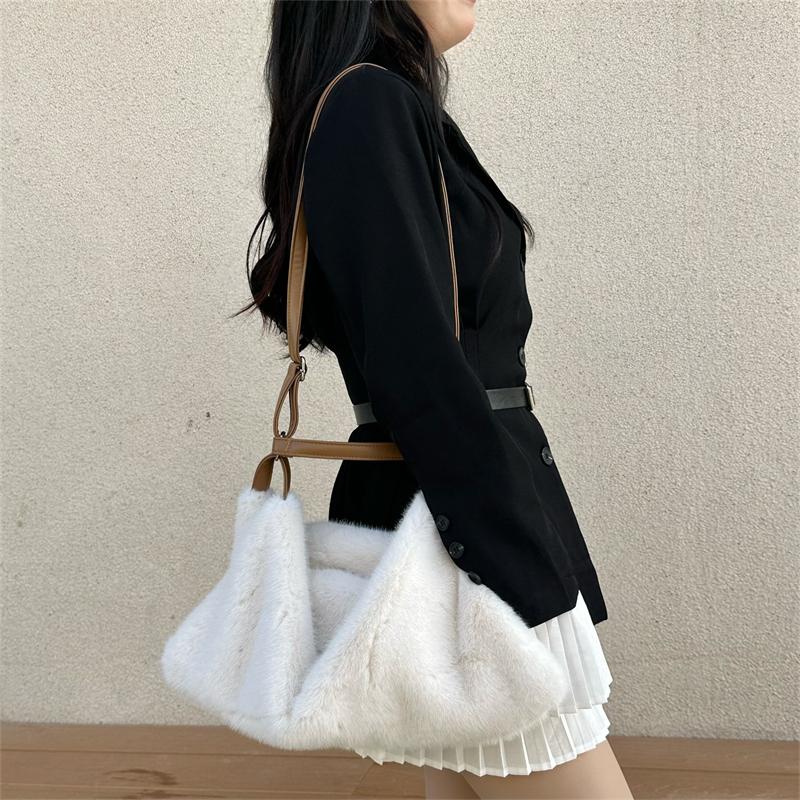 Yogodlns Women's Plush Crossbody Bag Single Shoulder Handbag Large Capacity Casual Autumn Winter Fur Hobo Bag Fashionable Underarm Bag
