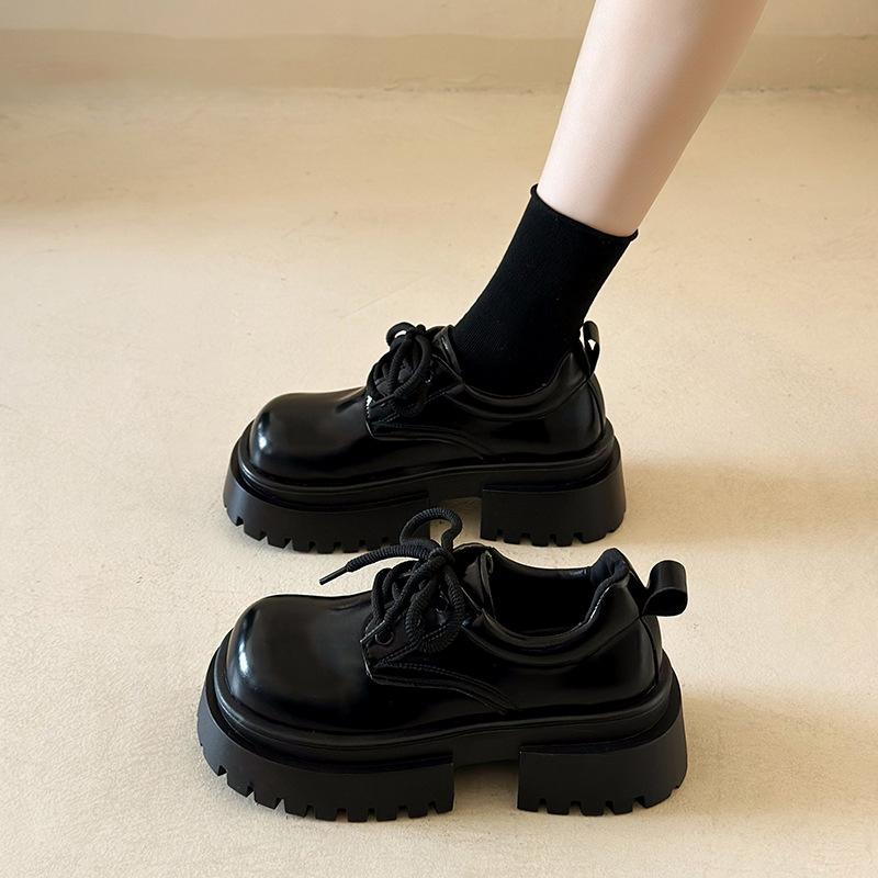 Женские черные туфли на толстой подошве, увеличивающие рост, из маленькой кожи, в британском стиле, новые весна-осень 2025, летние ретро туфли-маффины, лоферы