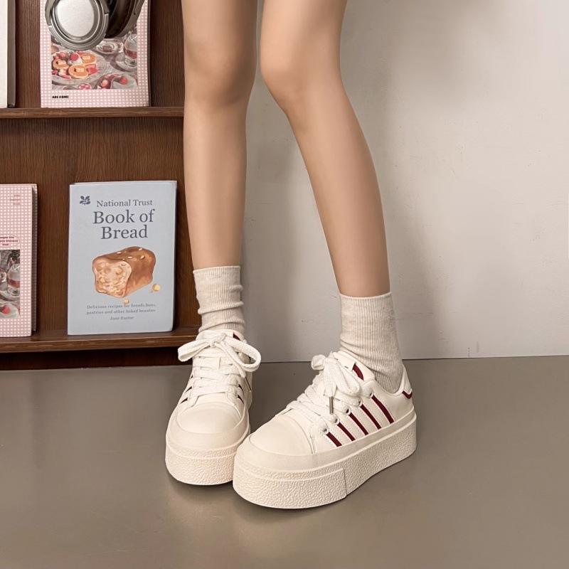 Niche Platform White Shoes Women's Leather Board Shoes Women's 2025 New Bread Shoes Muffin Height Increase Shorty Music Sports