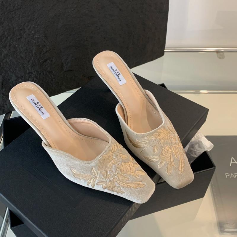 Осенние модные женские тапочки с квадратным носком и вышитым цветком, замшевые тапочки на высоком каблуке, подиумная домашняя домашняя обувь