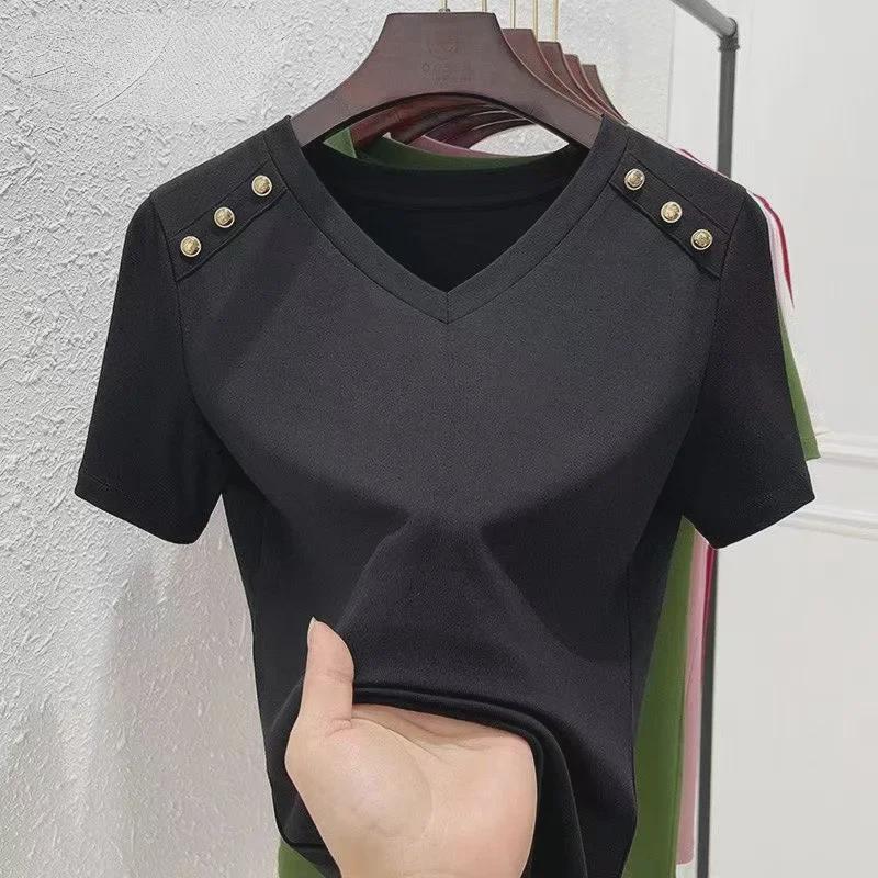 Женская футболка свободного кроя белого цвета с V-образным вырезом — корейский стиль, короткие рукава, чистый хлопок, модная и универсальная для лета 2024 года.