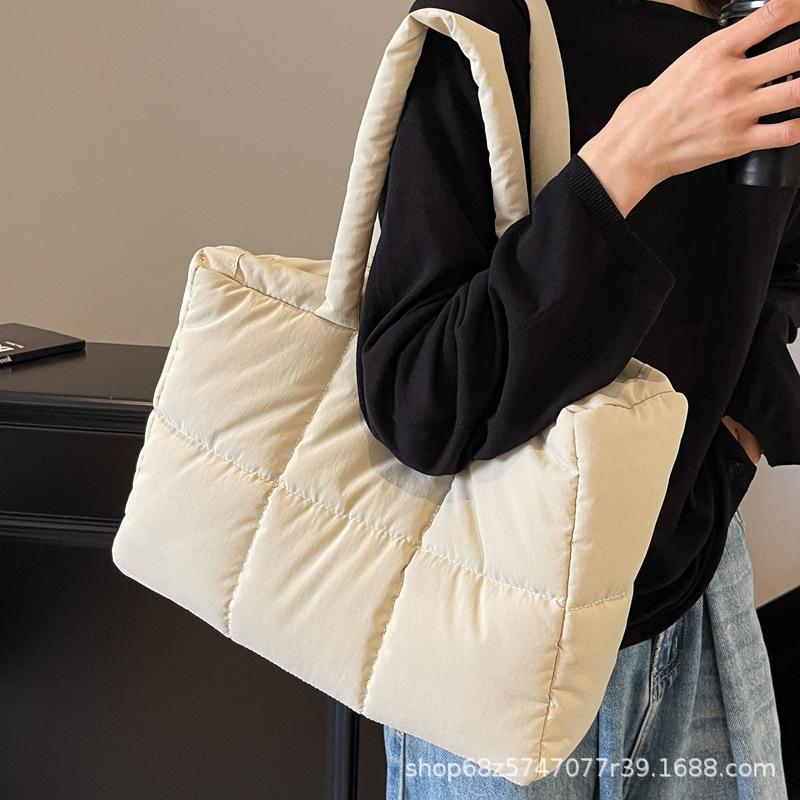 Сумка подмышку женская сумка 2025 новая универсальная сумка на плечо сумка для одежды из пухового хлопка большая вместимость модная портативная сумка-тоут