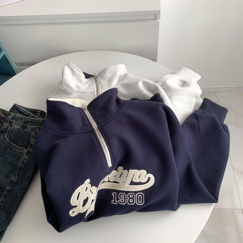 Женский светло-серый худи в стиле ретро с вышивкой и повседневной молнией до середины груди