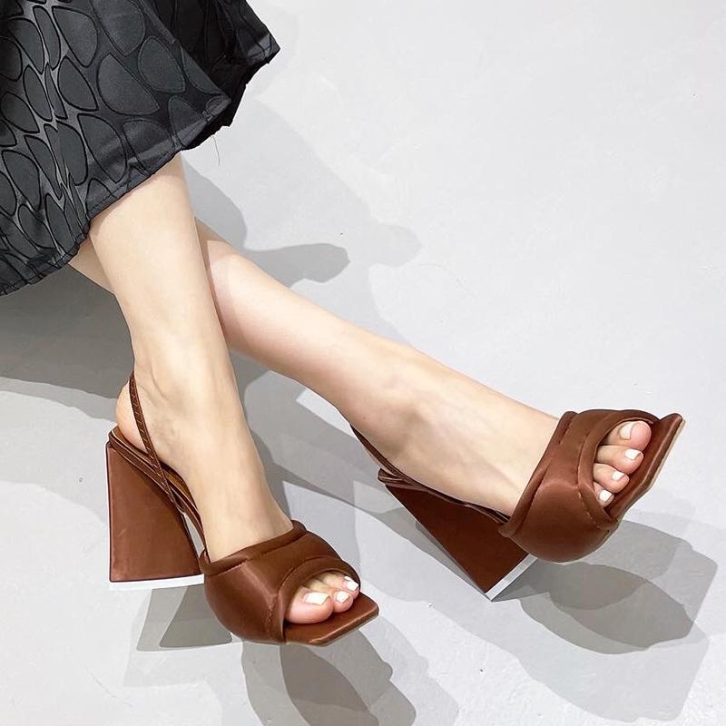 Летние сандалии с треугольными чашками на высоком каблуке, женские пикантные атласные туфли с мягкой подкладкой для вечеринок, удобные подиумные сандалии с ремешком сзади, модельные сандалии размера плюс