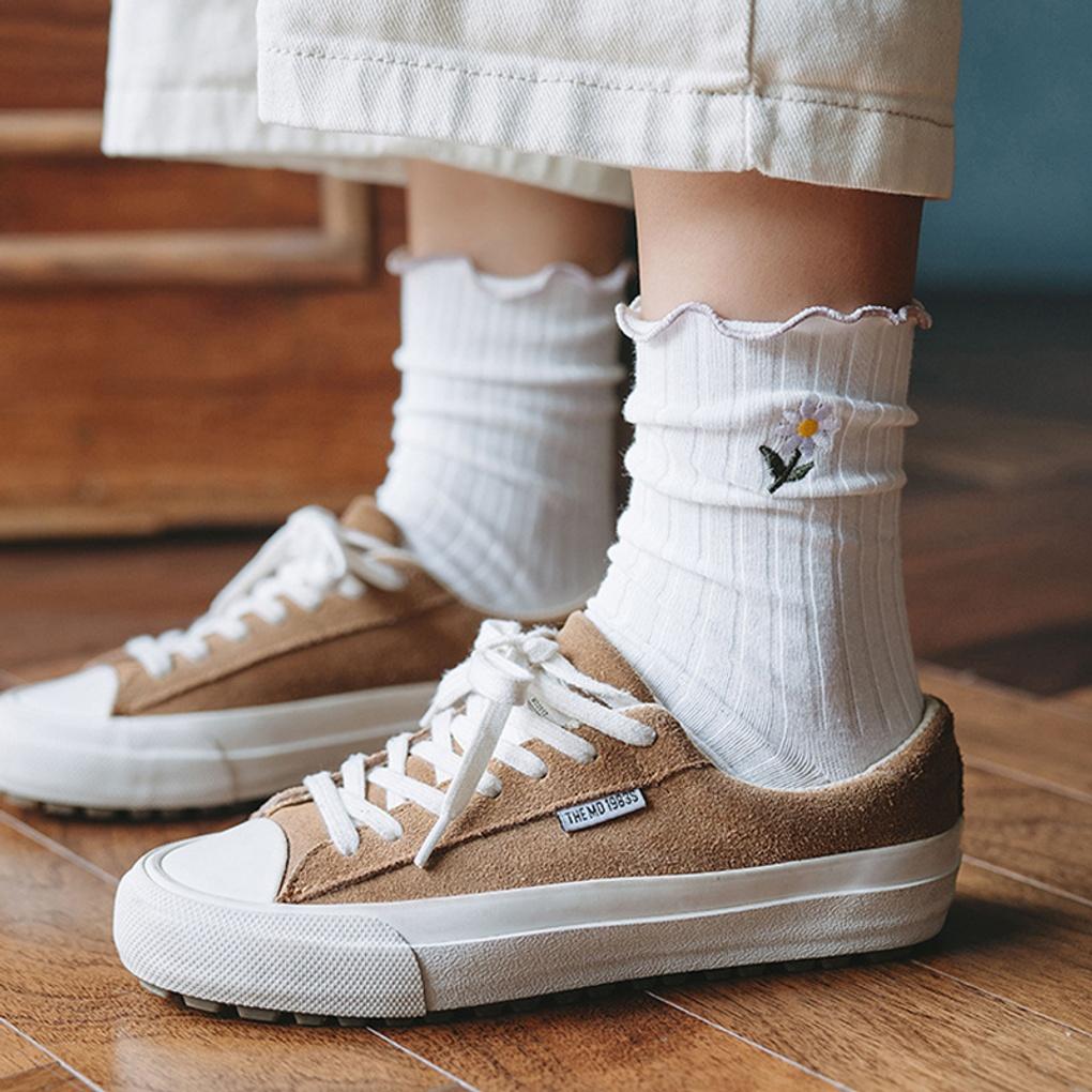 8 Pairs of Women's Daisy Frill Embroidery Compression-Free Socks