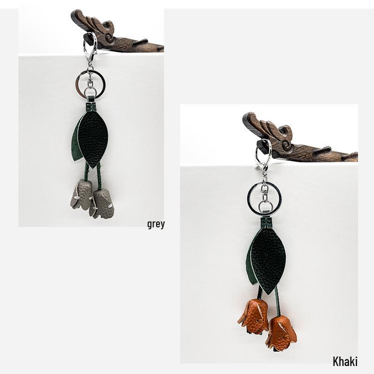 Брелок-подвеска ручной работы из натуральной кожи в виде тюльпана