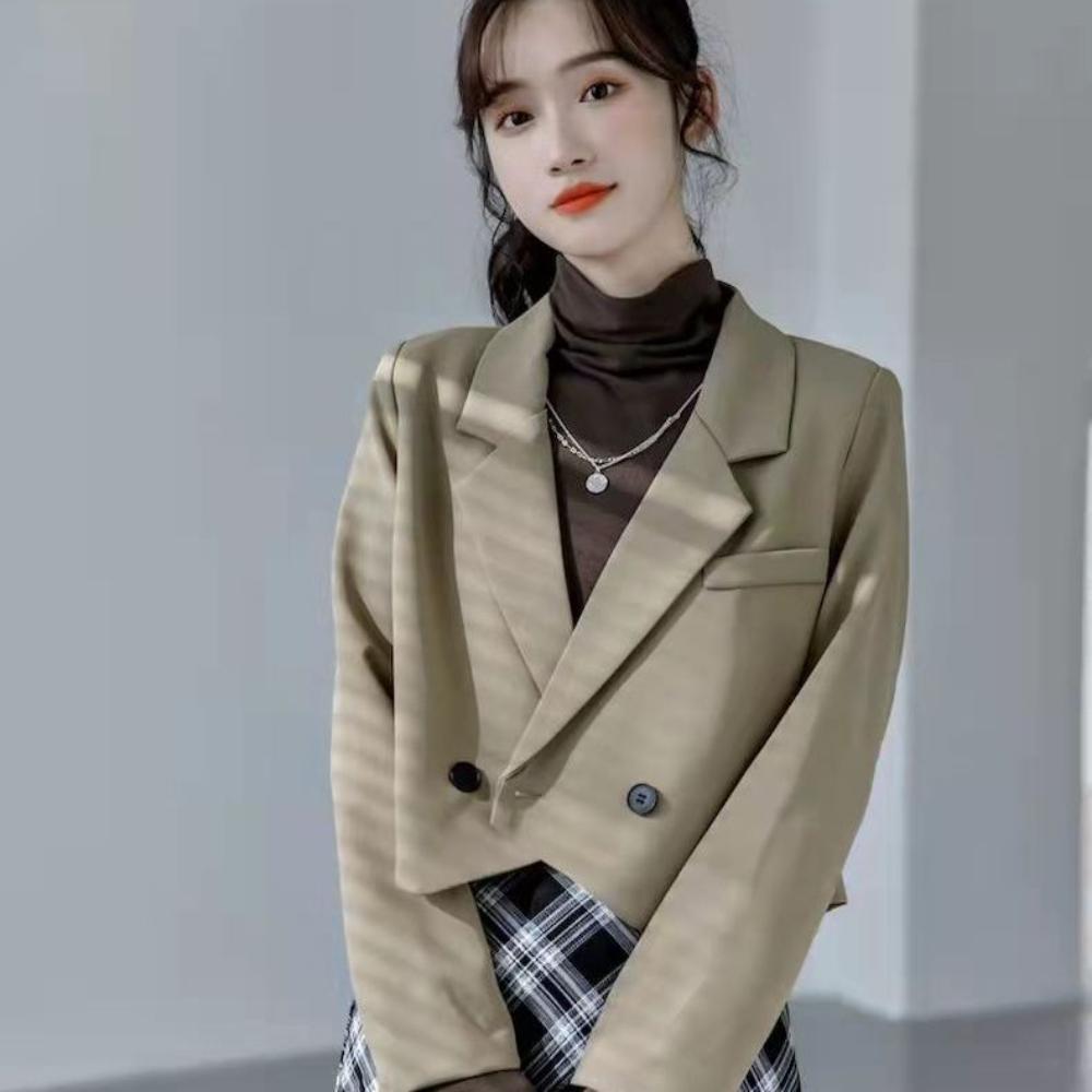 Стильный и удобный осенне-весенний короткий женский пиджак-блейзер