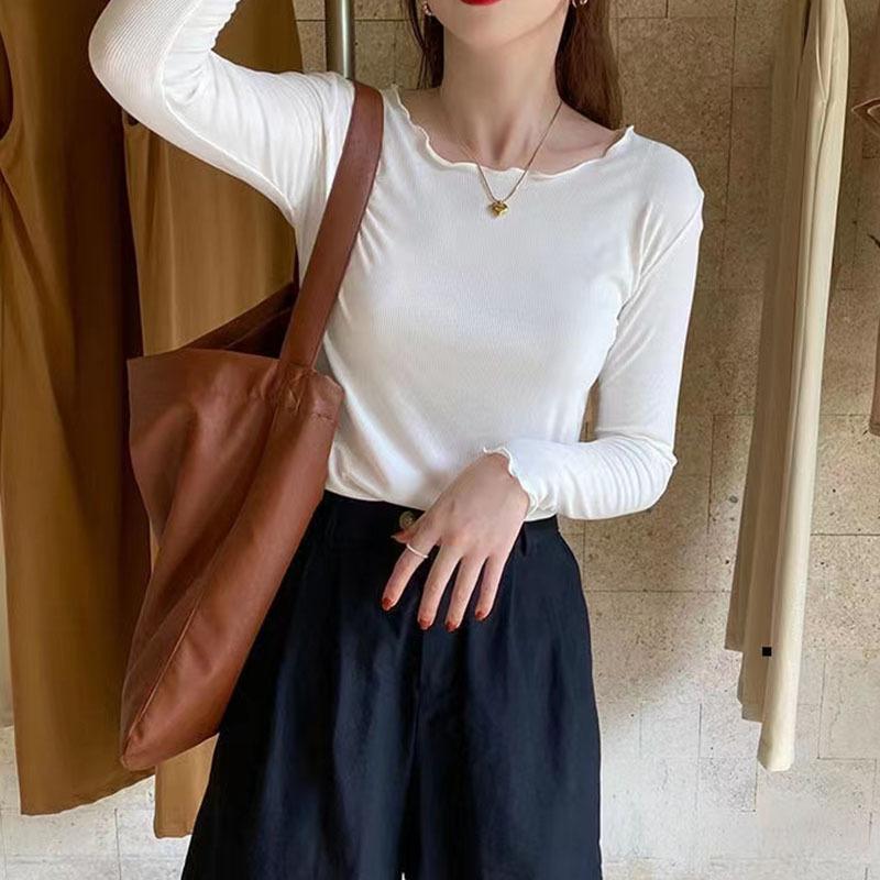 Женская базовая модель с длинными рукавами и деревянными ушками. Футболка с круглым вырезом. Рубашка с верхом внутри.