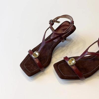 Версия легкой роскоши~ ретро кожаная верхняя одежда летние римские сандалии фея фея ветер металлическая надпись с квадратным носком на высоком каблуке