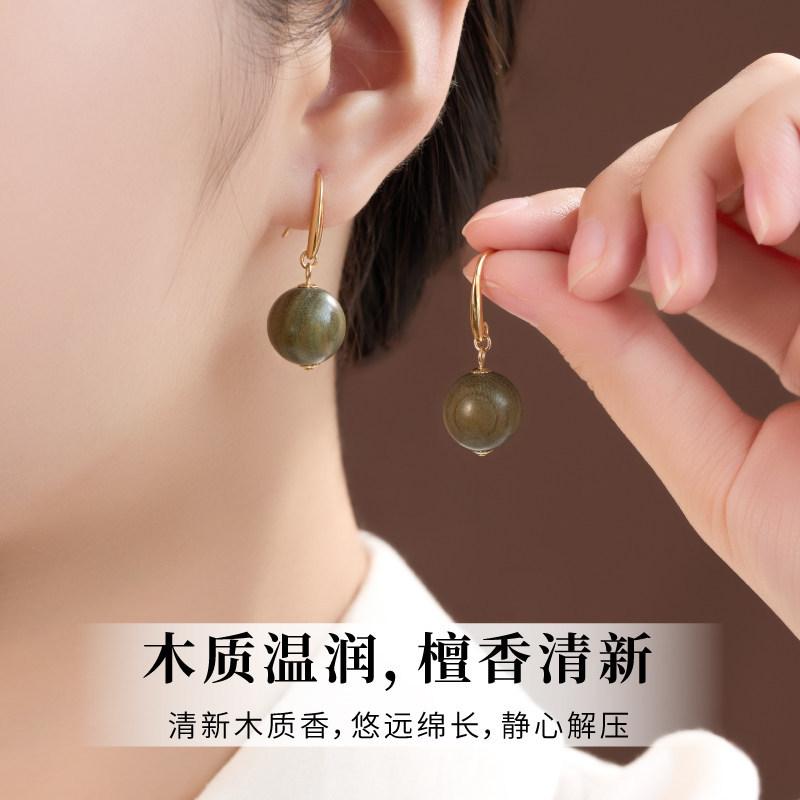 Wooden earrings made of green sandalwood, natural agarwood, and wood, with hook-shaped sandalwood pendants, in a new Chinese style