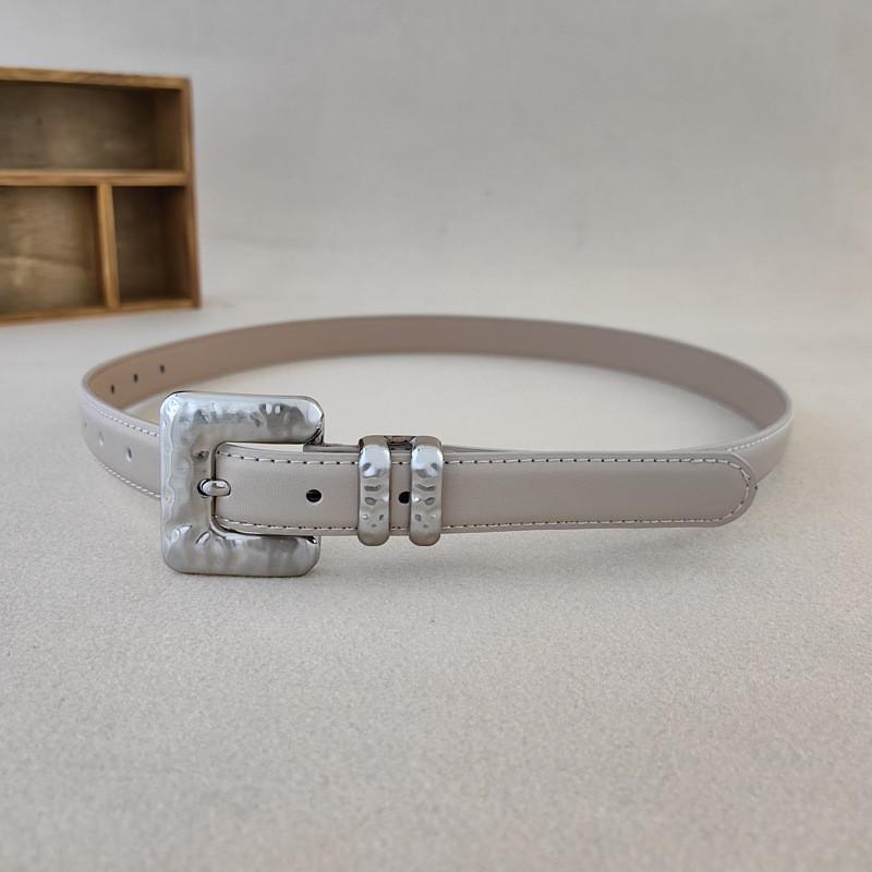 Женский дерма-пояс минималистичного стиля с металлической пряжкой-булавкой, формирующий талию для платья