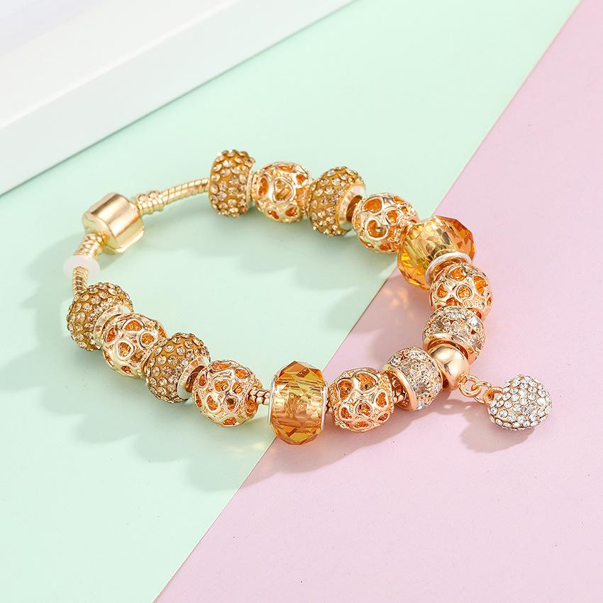 Женский браслет из кристаллов с бусинами в виде полых сердец