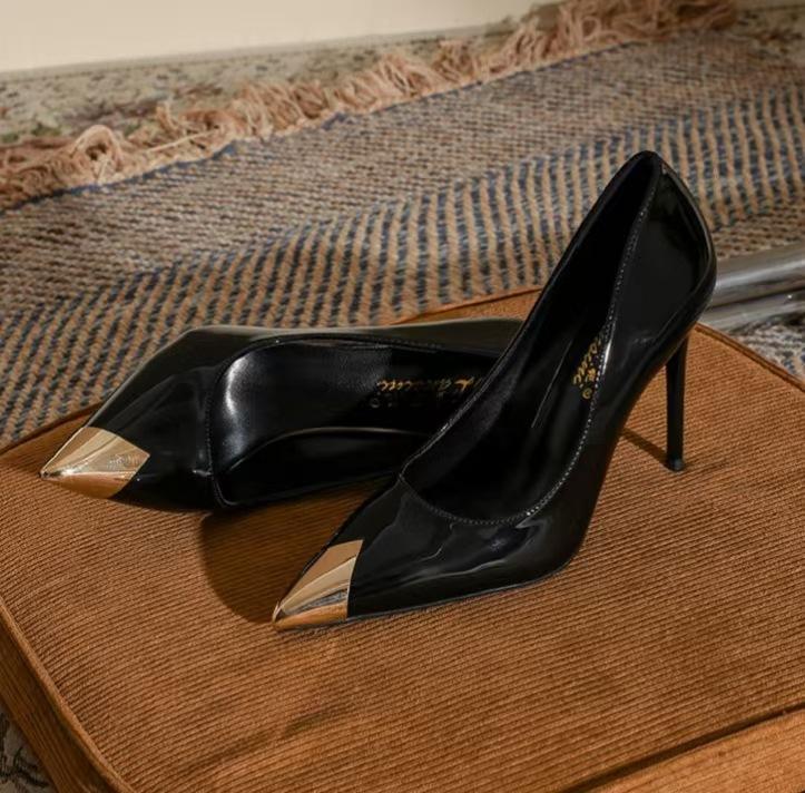 Большие размеры 2025 черные лакированные туфли из сексуальной кожи, весенние, новые, остроносые, женские туфли с металлическим носком на высоком каблуке, темпераментные туфли на шпильке