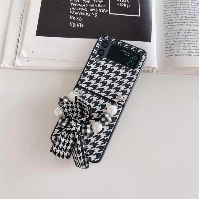 Chic And Elegant Leather Camellia Phone Case For Samsung Galaxy Z Flip 3 Z Flip 4 With Portable Pearl Bracelet Cover Women Girl