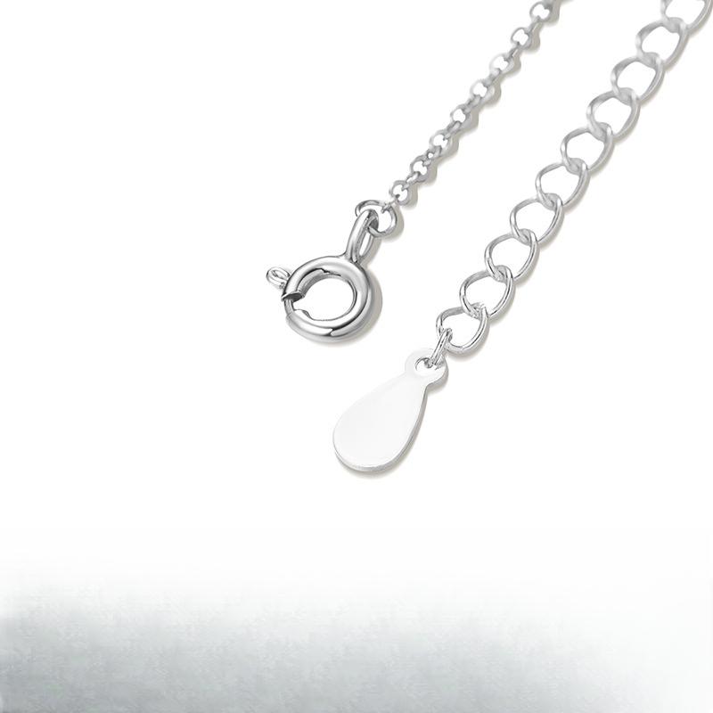 Кольцо с пряжкой в виде квадрата Мебиуса и бриллиантами, геометрически простая ключичная цепочка