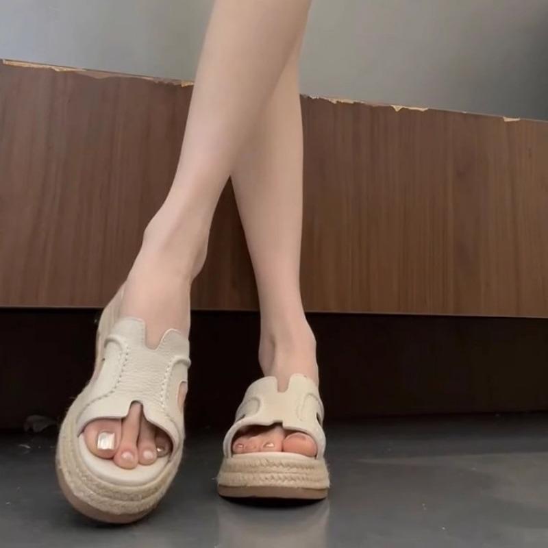 Толстая подошва на танкетке увеличивает рост и придает прохладу летним женским шлепанцам, новинка, с юбкой, босоножки-однословки на высоком каблуке для пляжа