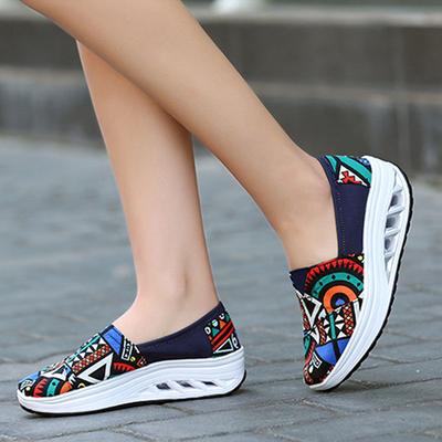 Модные лоферы с принтом для женщин Весна Лето Дышащие кроссовки на платформе Женские туфли на танкетке Слипоны Повседневная обувь WSH5095