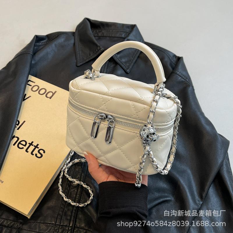 Fashionable and Simple Hand-held Small Bag Women's 2025 New Explosive One-shoulder Crossbody Bag Diamond Check Chain Small Square Bag