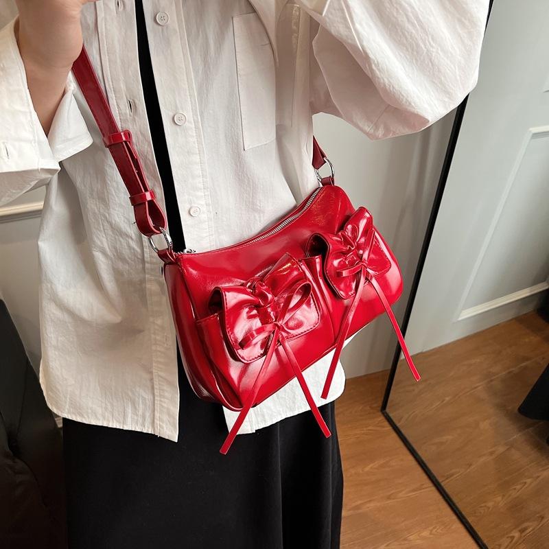 Large capacity bag women's autumn and winter 2025 new fashion niche design shoulder messenger bag commuter underarm small square bag