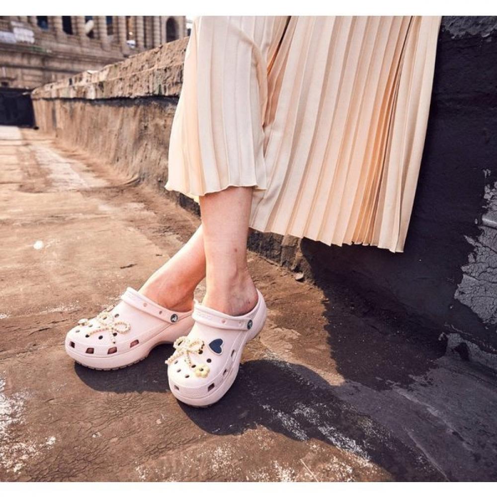 Crocs Женские классические клоги на платформе 206750 6ur
