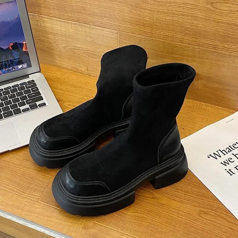 Зимние женские короткие сапоги на платформе, модные замшевые ботильоны без застежек, элегантные женские уличные ботинки с толстой подошвой, модель 2024