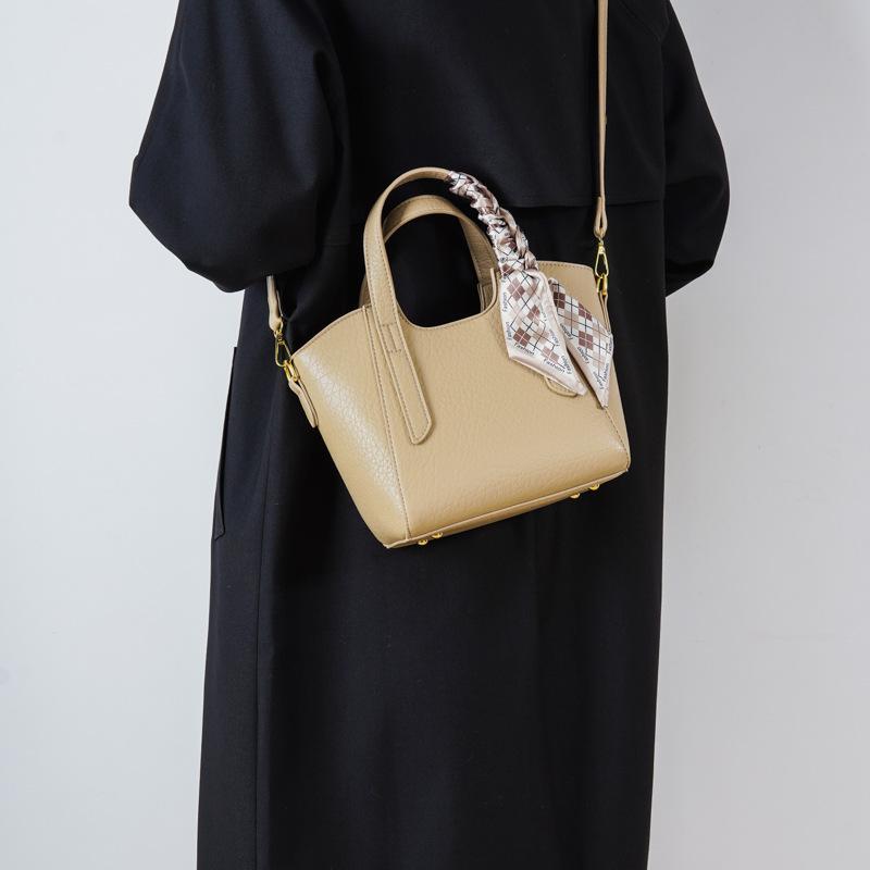 Korean Version of Fashionable Commuter Portable Bucket Bag Women's 2025 New Autumn and Winter Simple Shoulder Bag High-end Messenger Bag