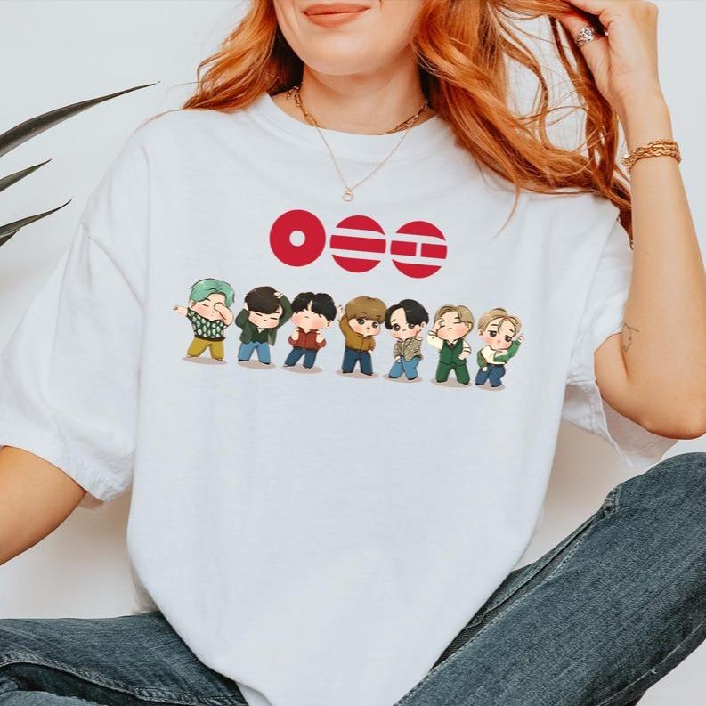 Милая K-pop Чиби Мальчиковая Группа Футболка – Вдохновленная Золотым Макнэ Футболка Мужская Женская Винтажный Топ Хип-Хоп Уличная Одежда Оверсайз Футболка