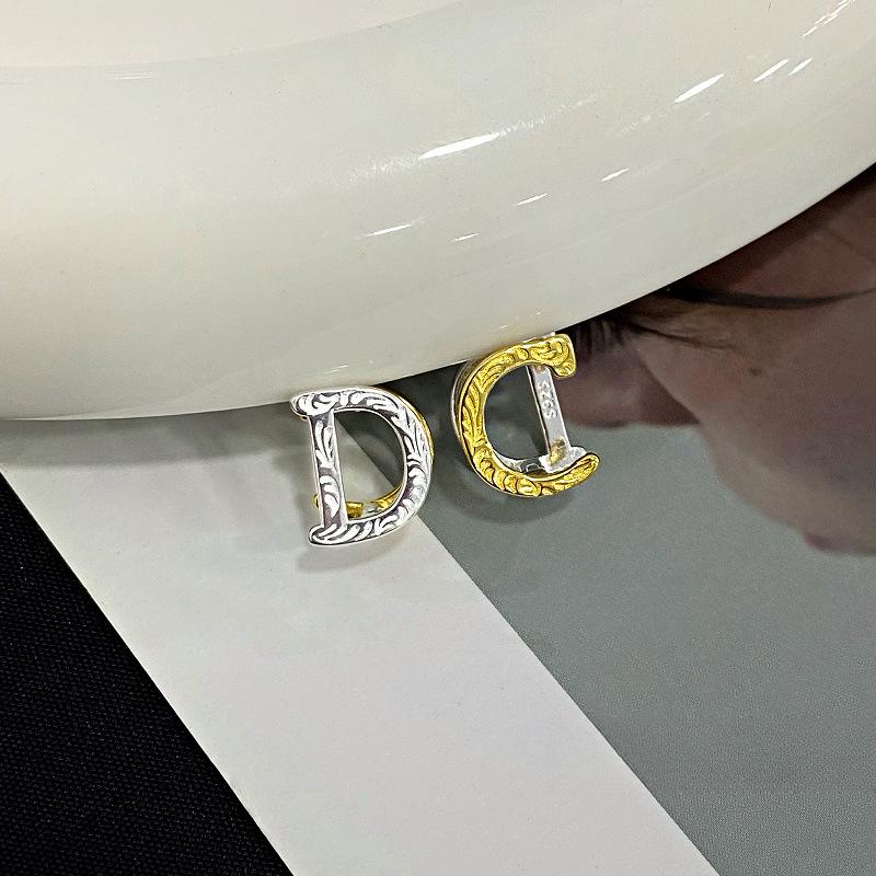 Персонализированный узор Tang Grass Letter D Ear Button Женская мода Золотой темперамент Контрастный цвет Дизайн Украшение для ушей