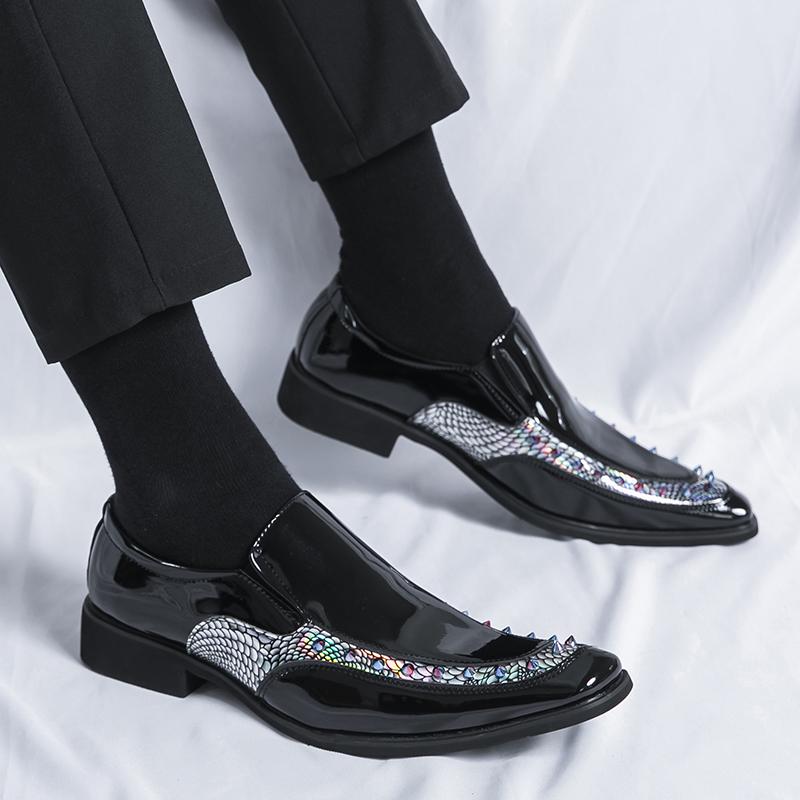 Мода Новая Британия Мода Мужские Остроносые Черные Золотые Клепки Шарм Повседневная Обувь Пенни Лоферы Формальная Свадебная Обувь Zapatos Hombre