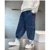 Джинсы корейского стиля для мальчиков осень 2024 года - модные брюки-карандаш для детей