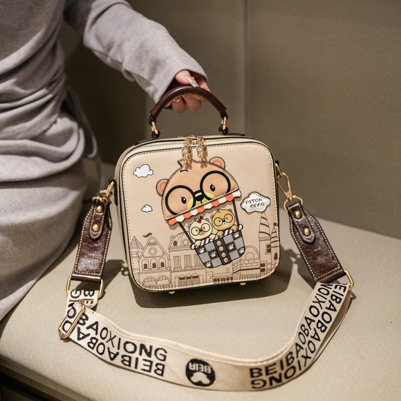 Милая сумка кроссбоди с принтом медведя для женщин, повседневный стиль, регулируемый ремешок, застежка-молния, подкладка из полиэстера, игривый дизайн с мультяшным персонажем