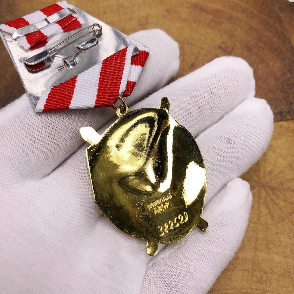 Медаль Советского Красного Знамени, Памятная медаль Национальной чести, Нагрудник Российских товарищей, Советская медаль, Металлическая эмблема