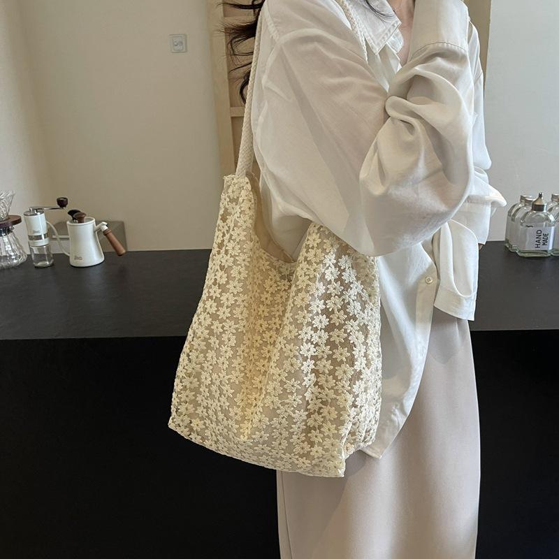 Женская сумка через плечо с кружевной сеткой и цветком