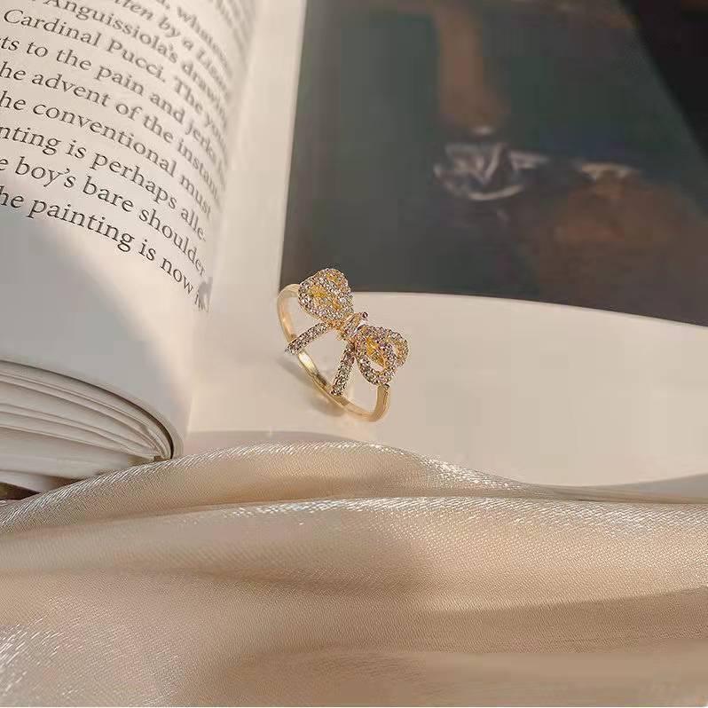 Позолоченное микроинкрустированное кольцо-бантик для женщин - нишевый дизайн, элегантный и нежный стиль, легкая роскошная подарочная коробка в комплекте
