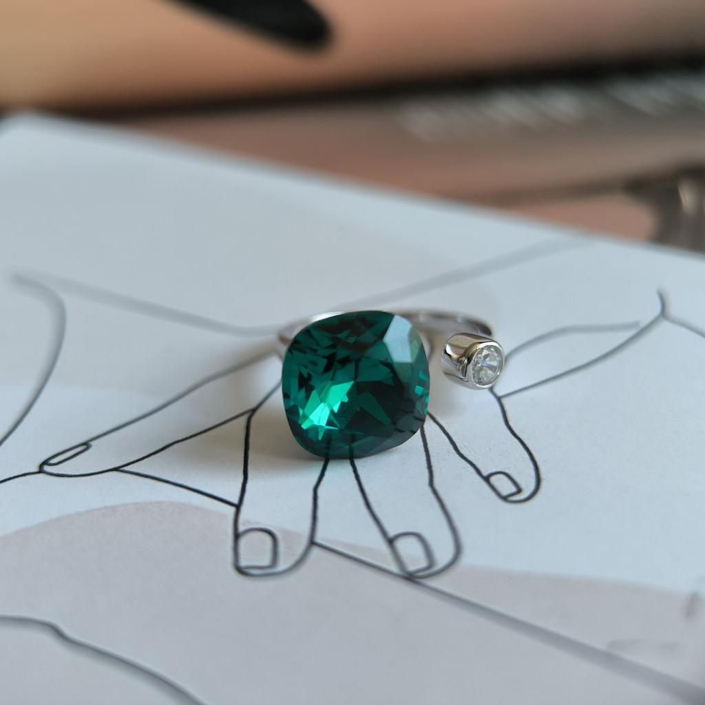 Серебряное кольцо с фианитами, вес изделия 4,8 гр (60002215)