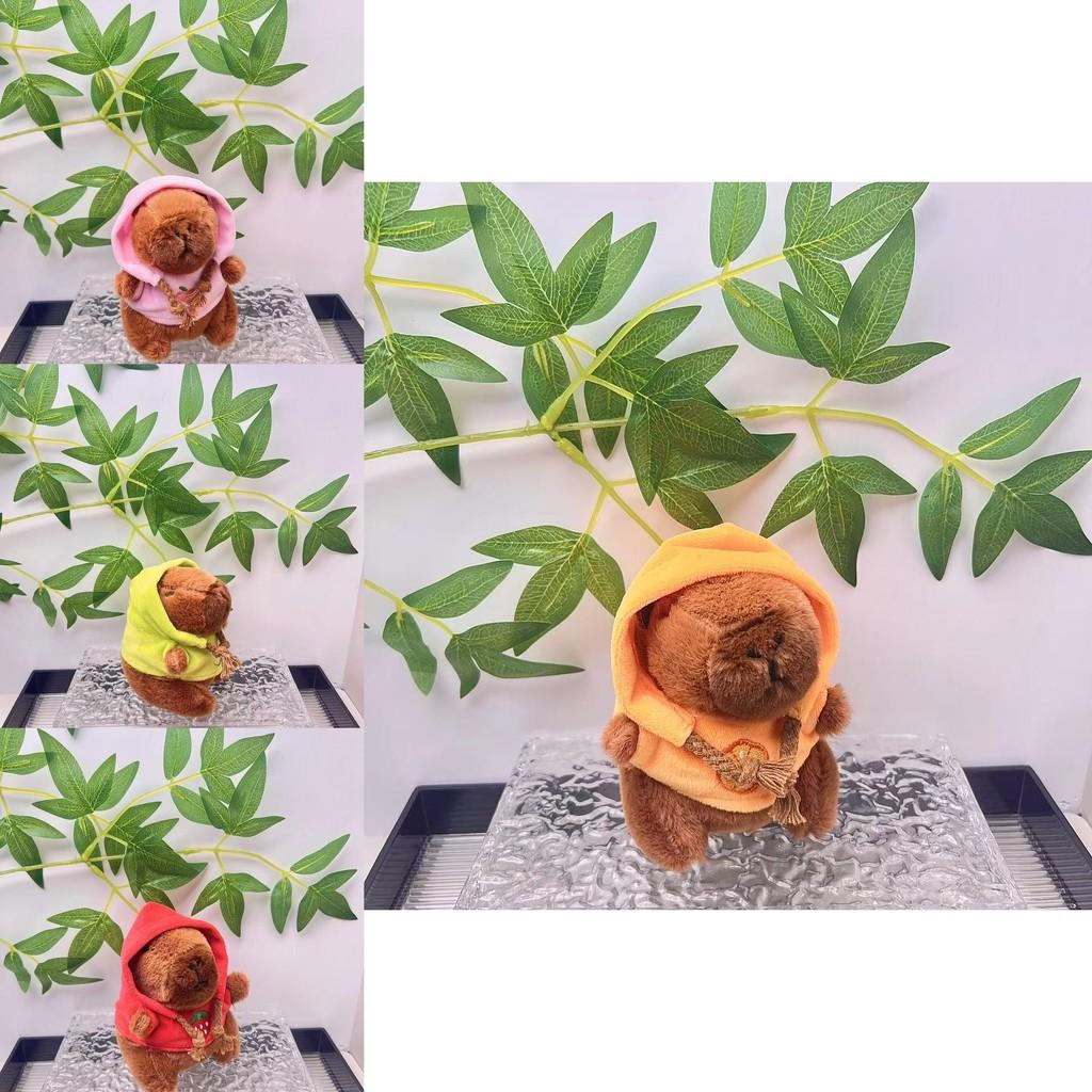 Очаровательный плюшевый брелок в виде капибары в цветной толстовке, идеально подходящий для подарков