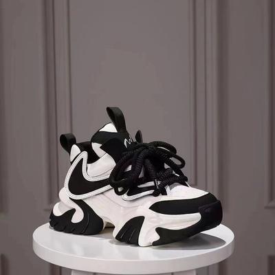 Демонстрация ног, обувь для маленьких пап, женская весна 2025, новинка, жареная уличная обувь, увеличивающая рост, модная повседневная спортивная обувь на платформе