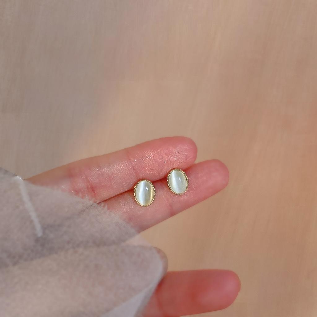 Серьги-пусеты из натурального камня для женщин, простые и стильные.