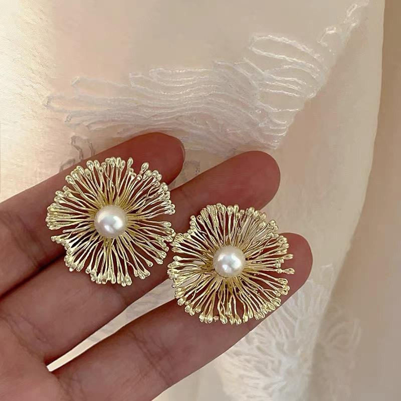 Преувеличенные металлические серьги-пусеты в виде неправильных цветов для женщин, модные серьги с жемчугом и полым узором, индивидуальные украшения для вечеринок, подарки для вечеринок