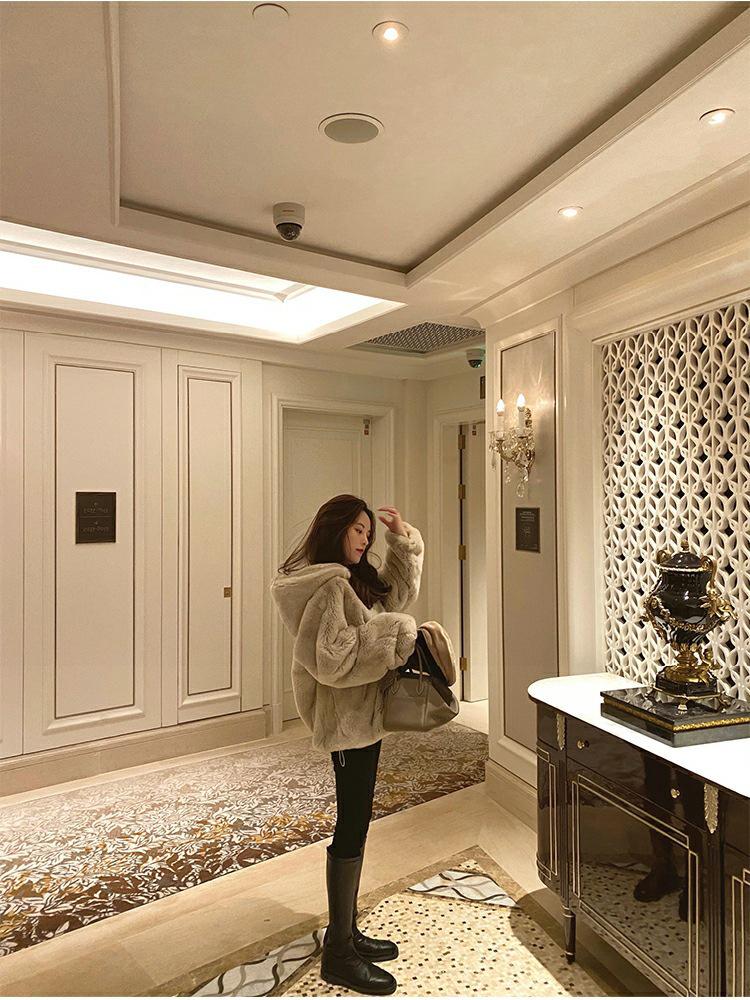 Женское зимнее пальто 2025 из искусственного меха кролика рекс - Новый трендовый стиль со стойкой воротником, пушистый свободный крой и дизайн с капюшоном