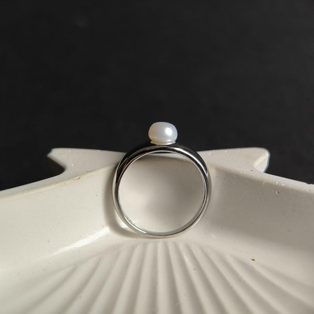 Серебряное кольцо с натуральным жемчугом, вес изделия 2,69 гр (2186915)