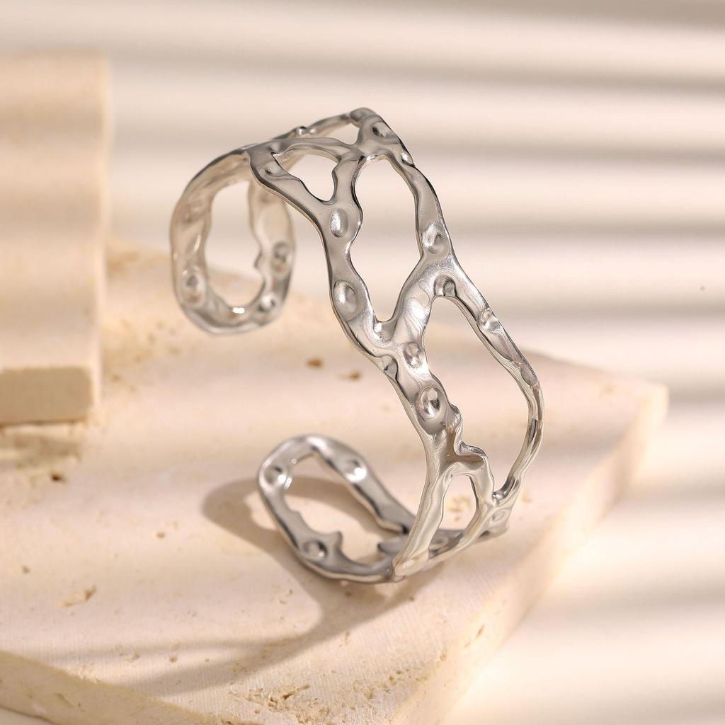 Стильный полый браслет из титановой стали с покрытием из 18-каратного золота - Невыцветающий, Высококачественный Открытый Дизайн