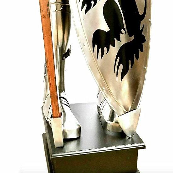 Полный доспех средневекового рыцаря со щитом и мечом. Доспехи 15 века,