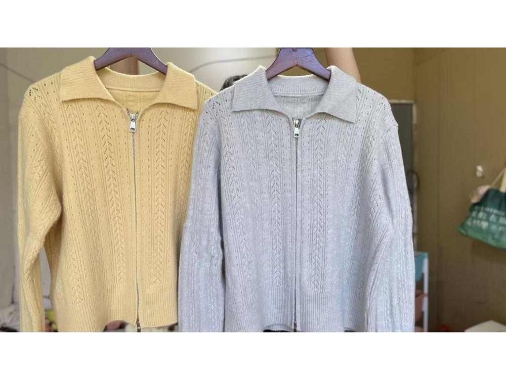 Французский гусино-желтый женский вязаный кардиган с воротником поло на двойной молнии - Осенняя коллекция 2025.