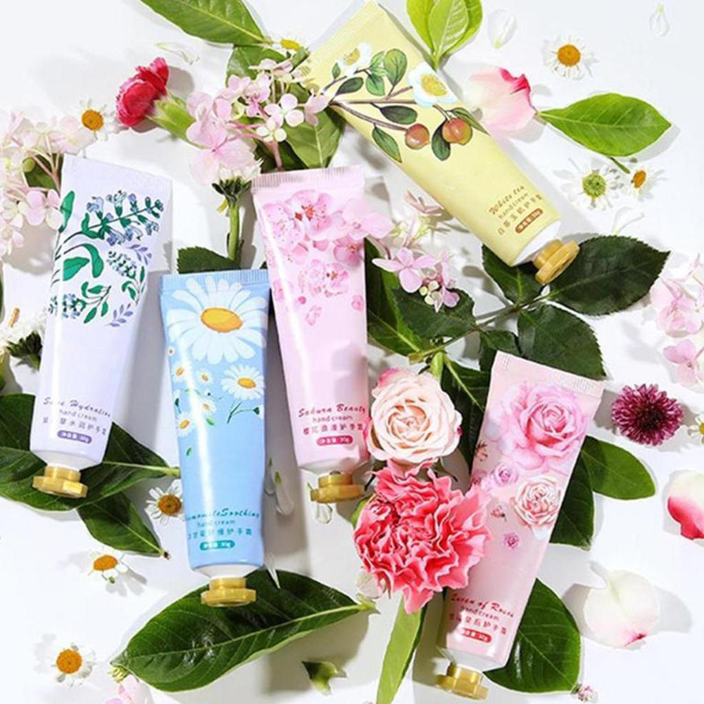 Korea Plant Essence Moisturizing Hand Cream Random Style U8S0